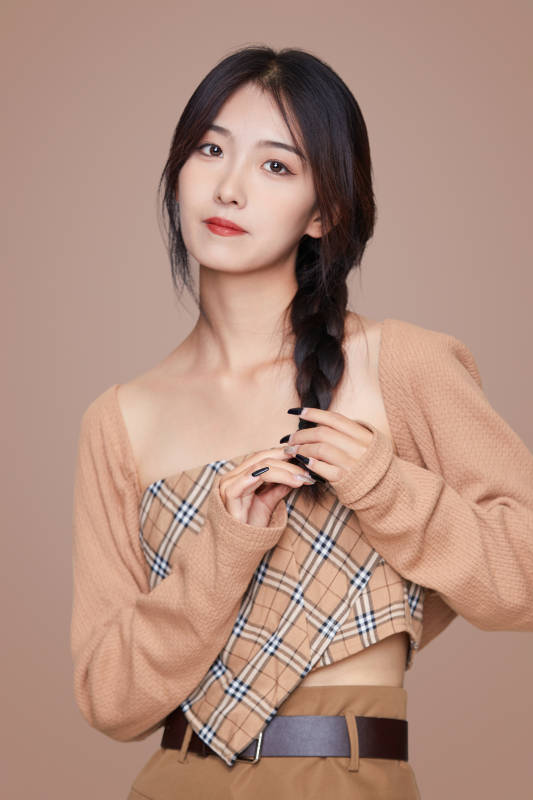 棚里身着时尚服饰的靓丽少女形象图片