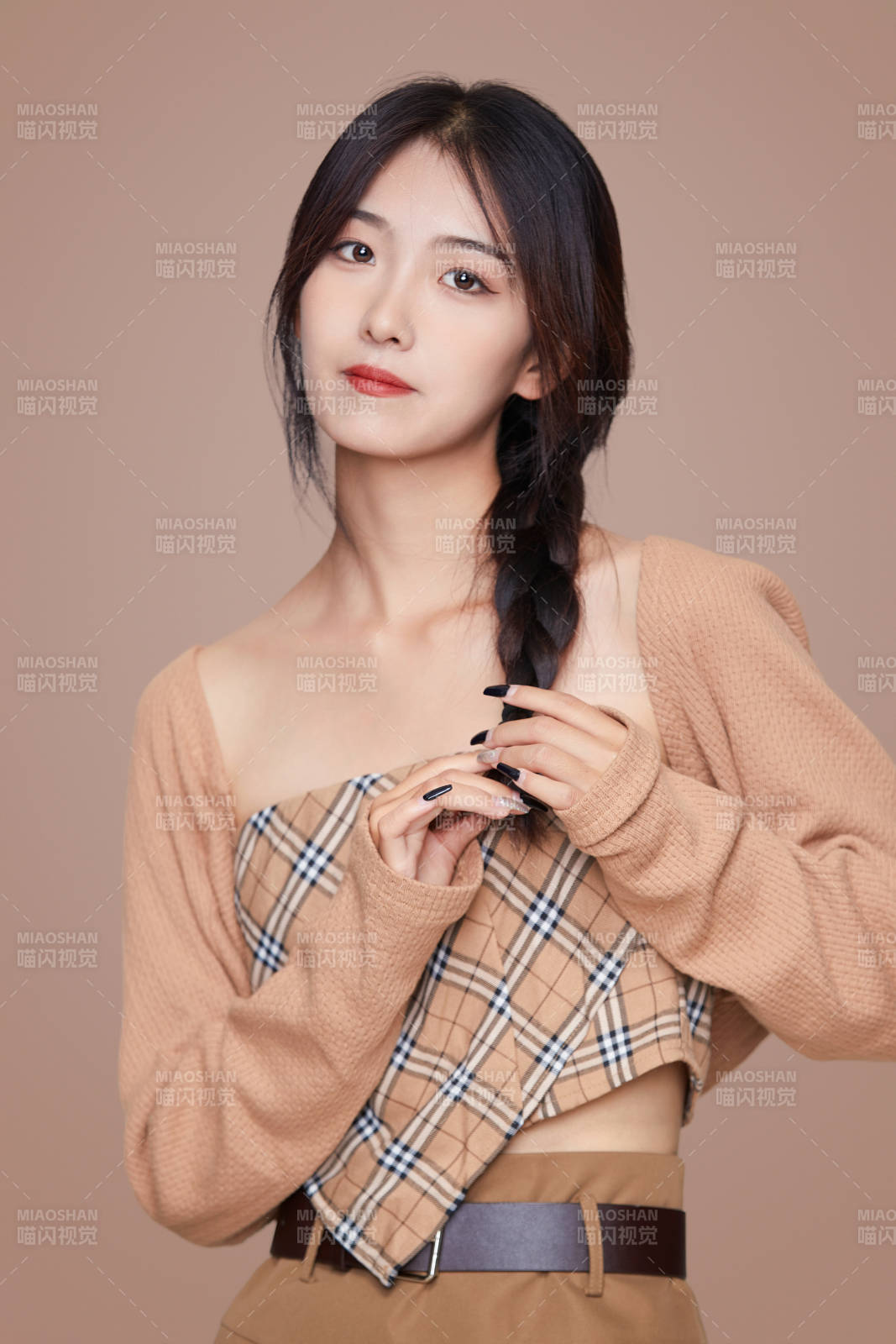 棚里身着时尚服饰的靓丽少女形象图片