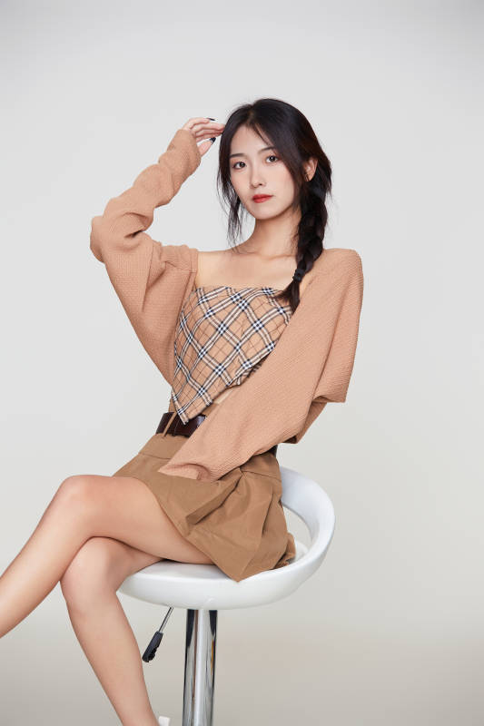 棚里身着时尚服饰的靓丽少女形象图片