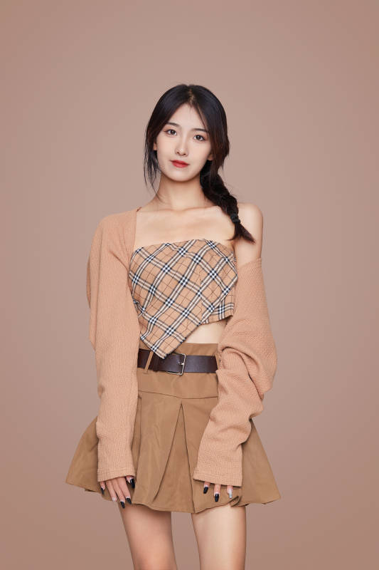 棚里身着时尚服饰的靓丽少女形象图片