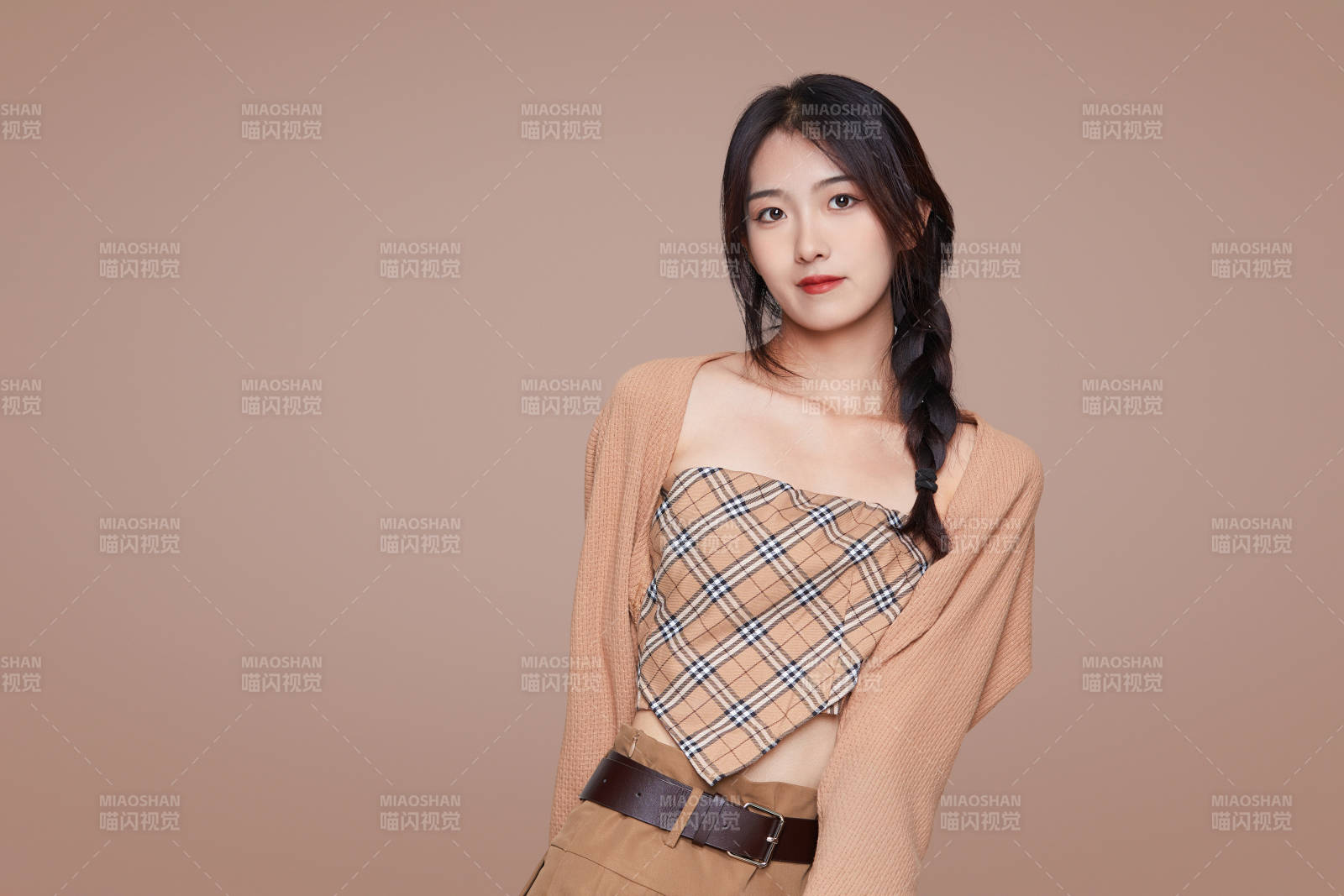 棚里身着时尚服饰的靓丽少女形象图片