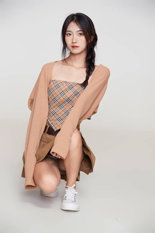 棚里身着时尚服饰的靓丽少女形象图片