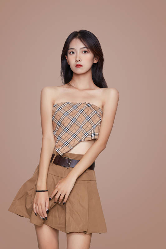 棚里身着时尚服饰的靓丽少女形象图片