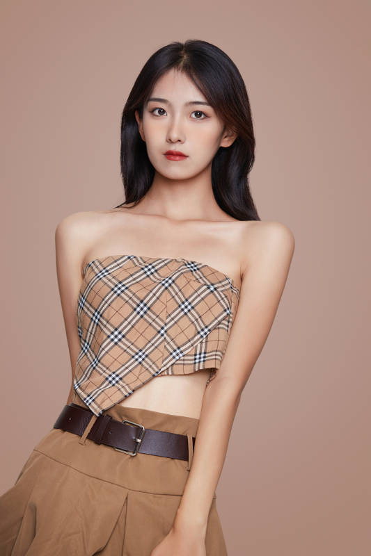 棚里身着时尚服饰的靓丽少女形象图片