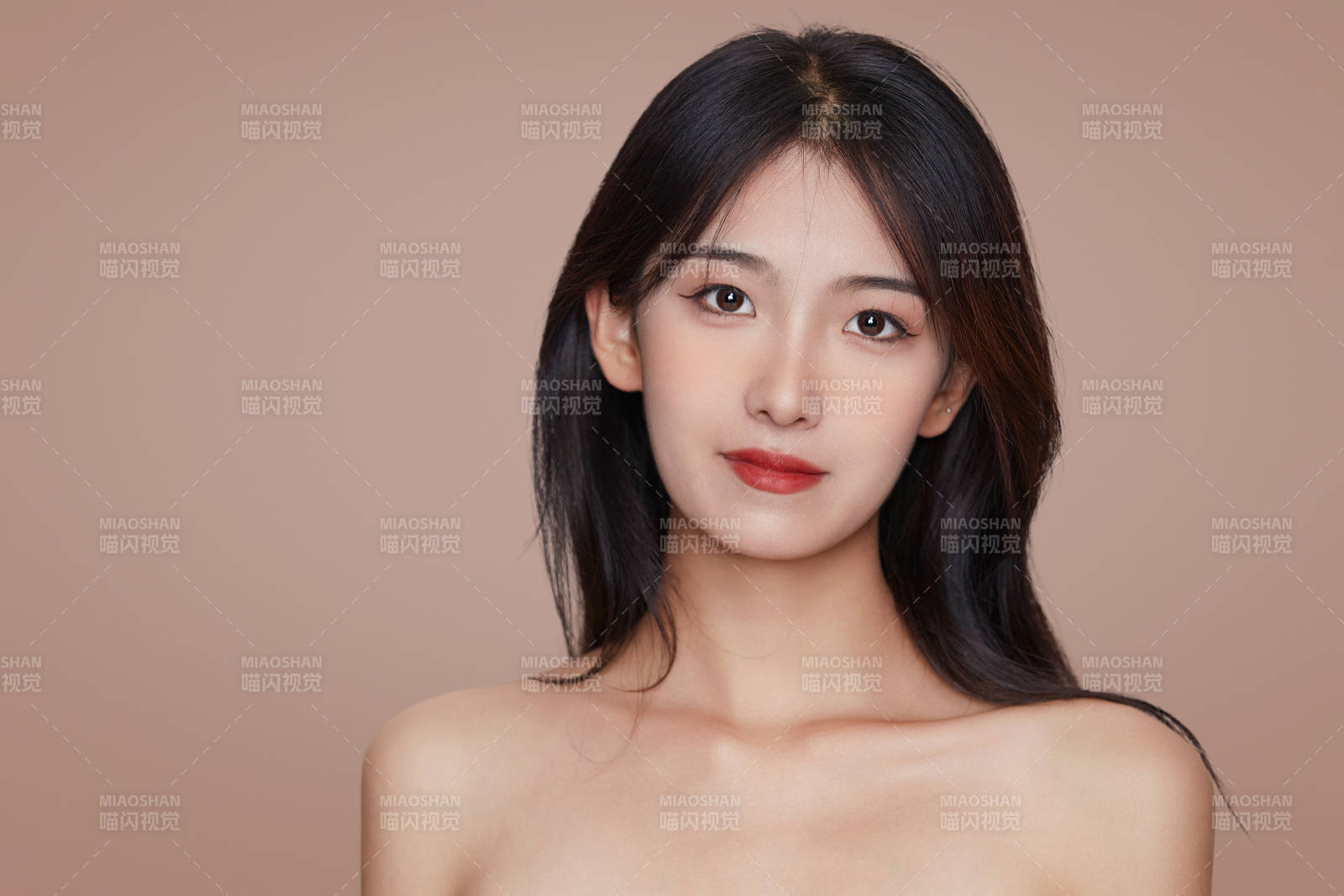 棚里身着时尚服饰的靓丽少女形象图片