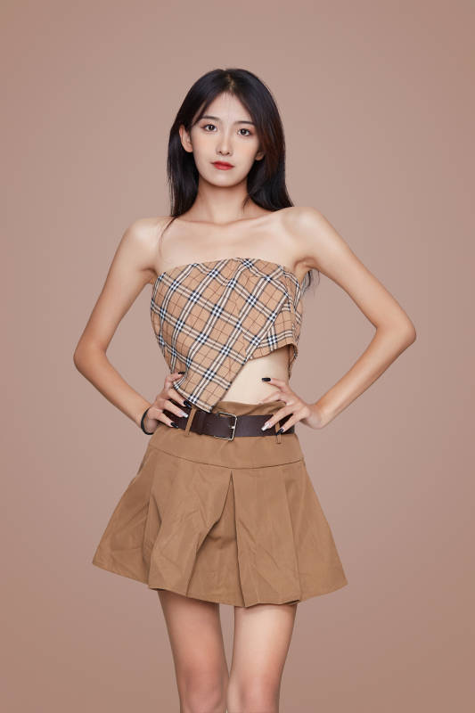 棚里身着时尚服饰的靓丽少女形象图片