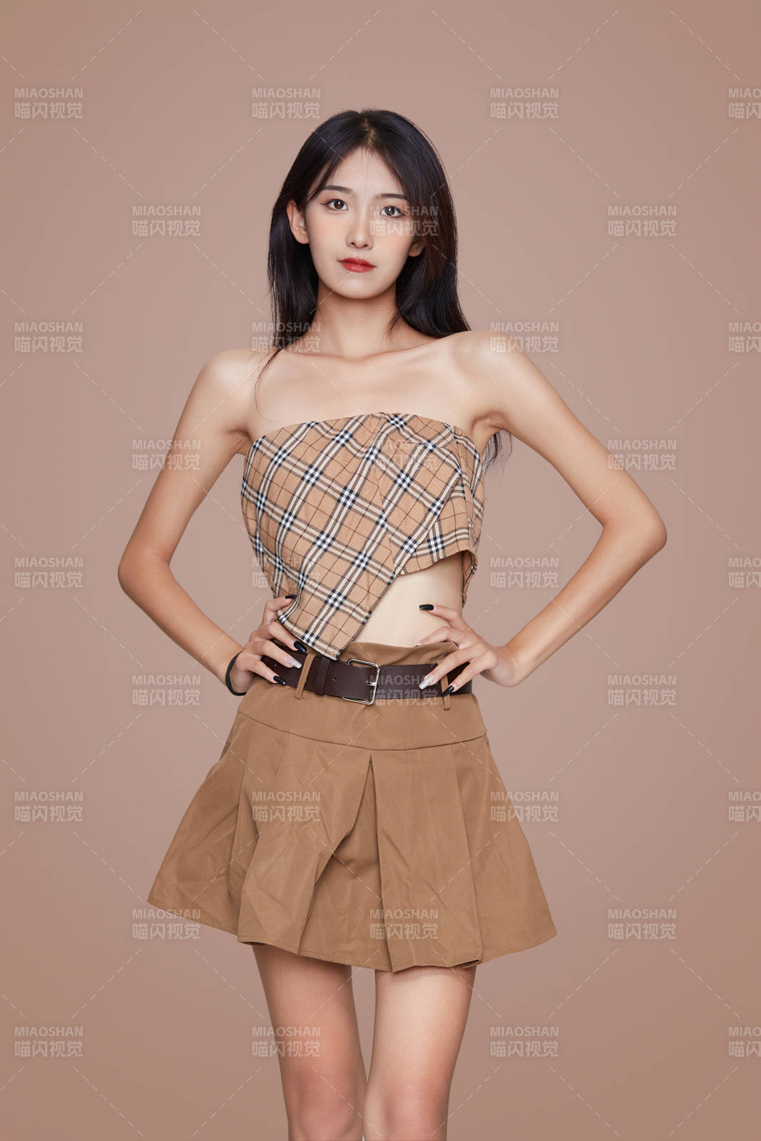 棚里身着时尚服饰的靓丽少女形象图片