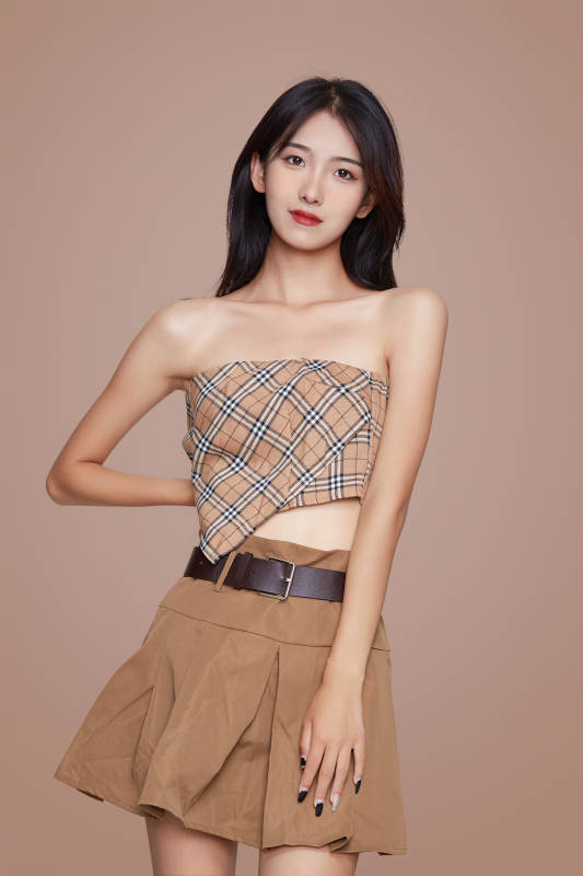 棚里身着时尚服饰的靓丽少女形象图片