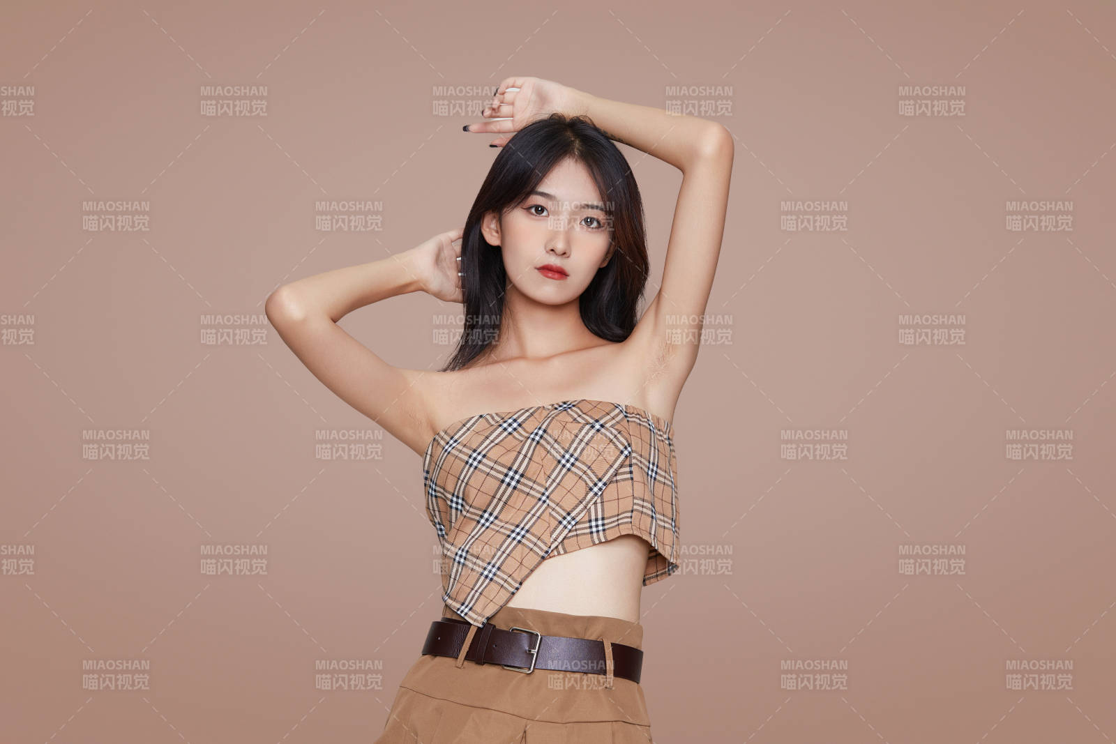 棚里身着时尚服饰的靓丽少女形象图片