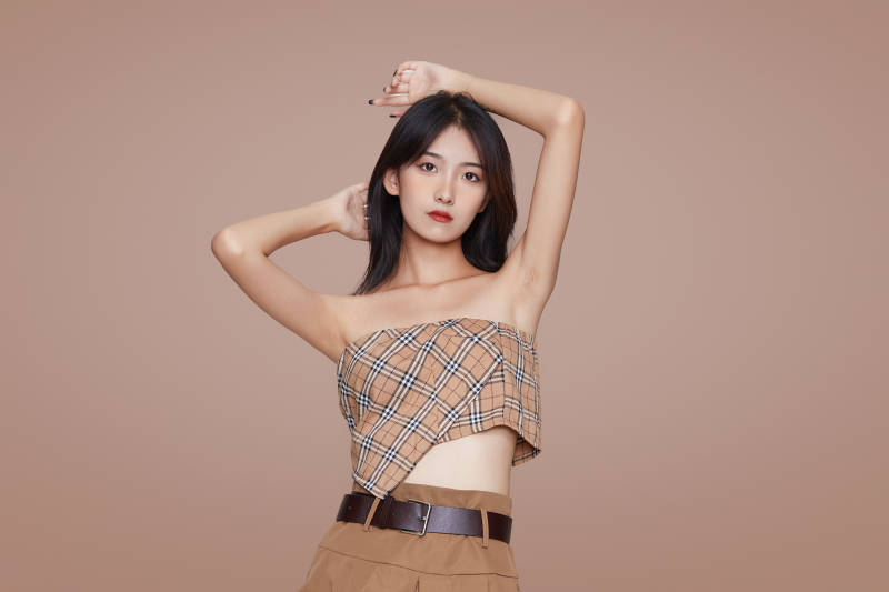 棚里身着时尚服饰的靓丽少女形象图片