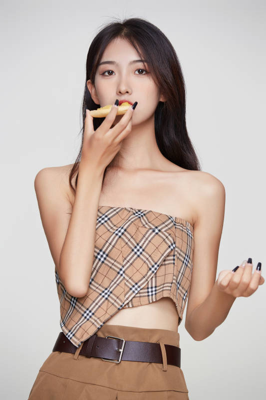 白色背景下吃着美味榴莲披萨的可爱少女图片