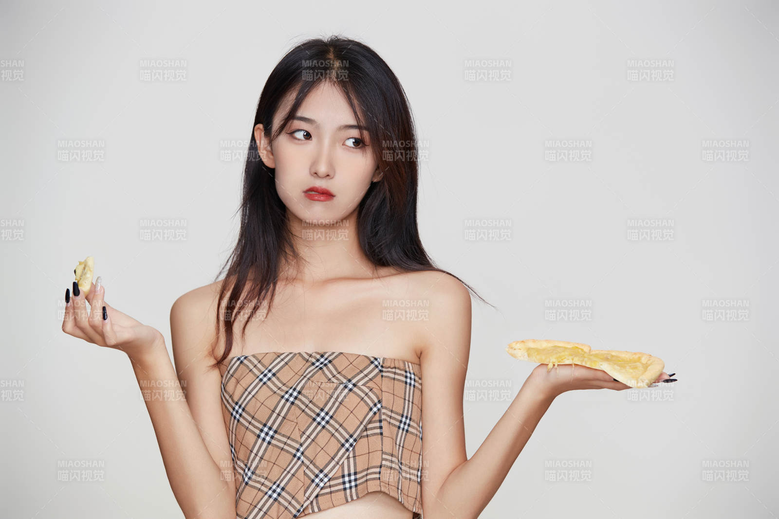 白色背景下吃着美味榴莲披萨的可爱少女图片