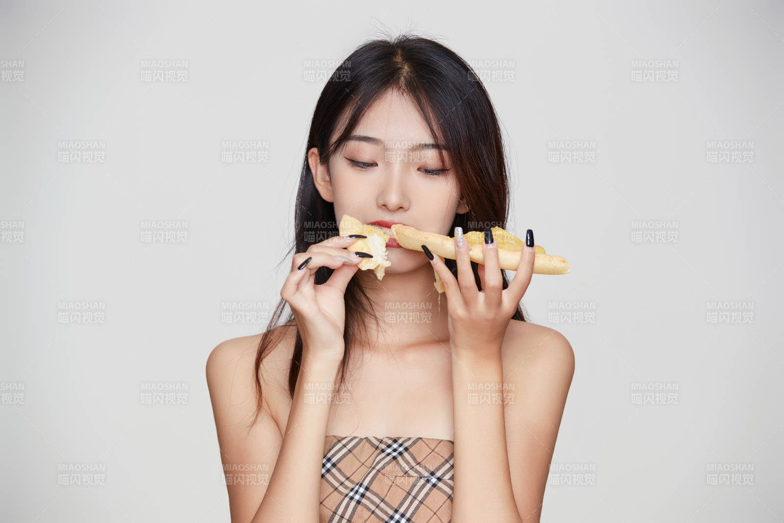 白色背景下吃着美味榴莲披萨的可爱少女图片