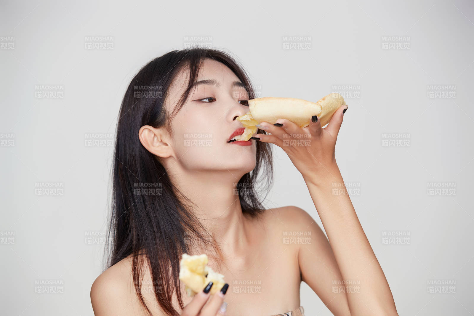 白色背景下吃着美味榴莲披萨的可爱少女图片