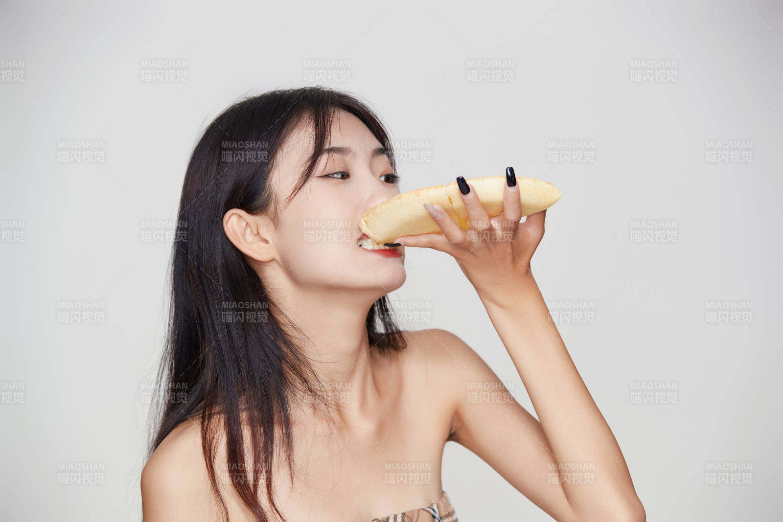 白色背景下吃着美味榴莲披萨的可爱少女图片