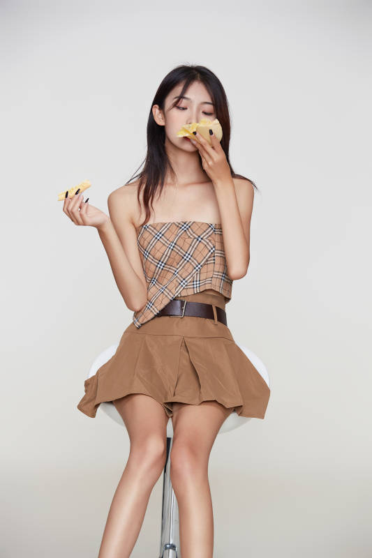 白色背景下吃着美味榴莲披萨的可爱少女图片