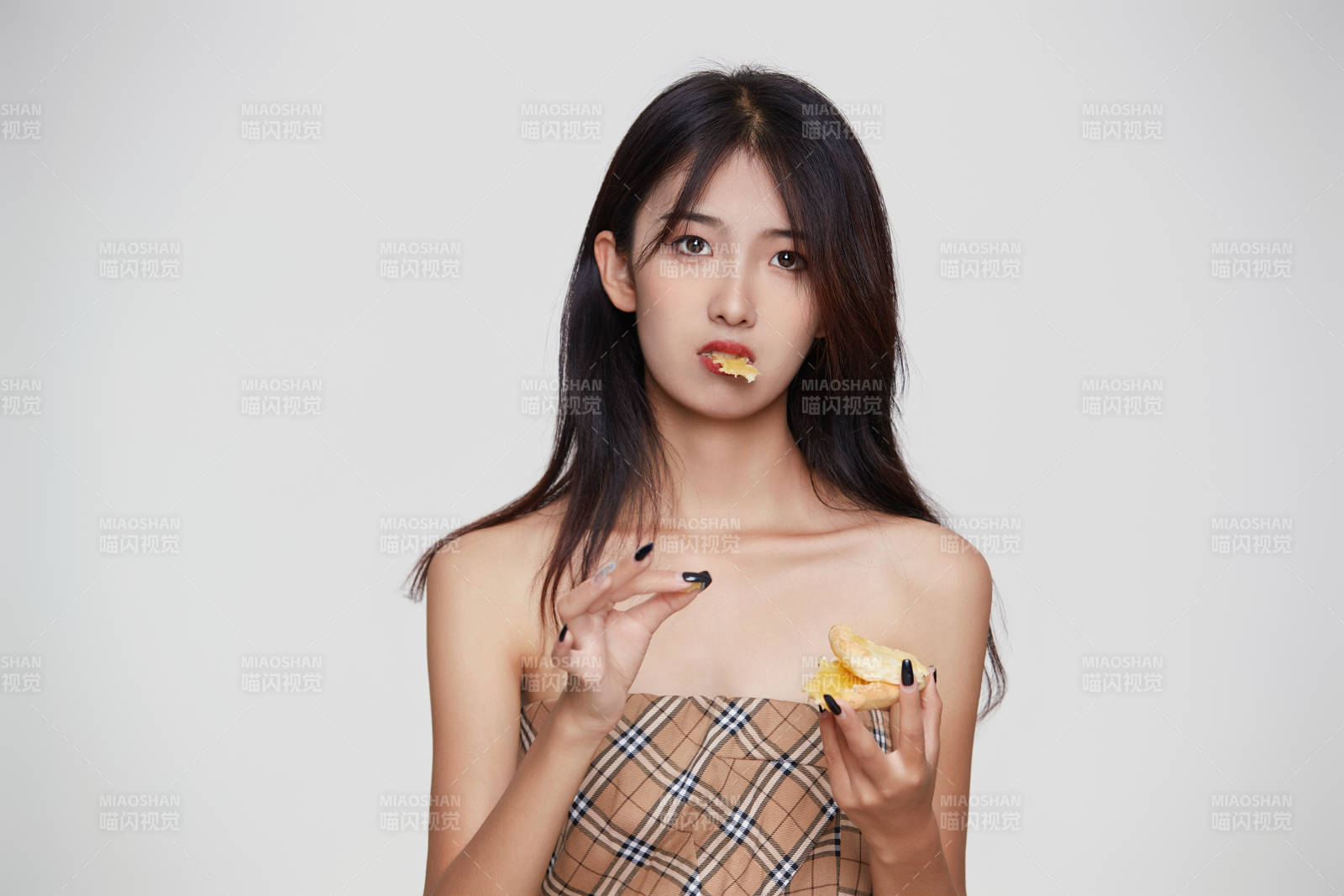 白色背景下吃着美味榴莲披萨的可爱少女图片