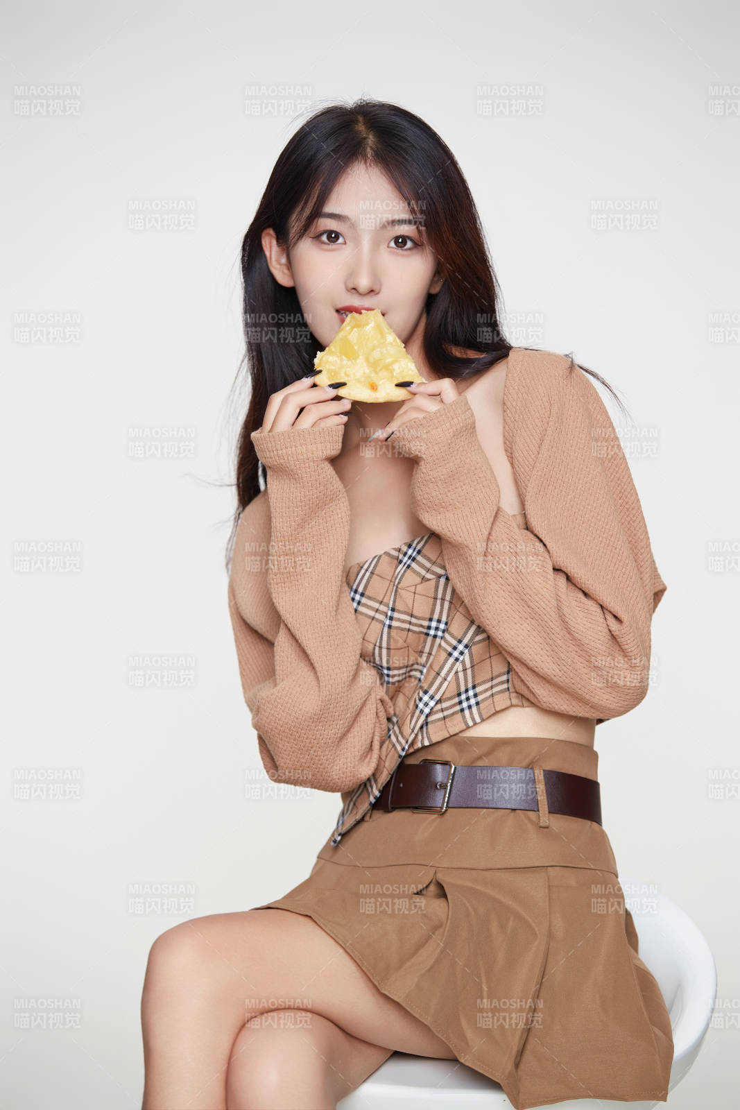 白色背景下吃着美味榴莲披萨的可爱少女图片