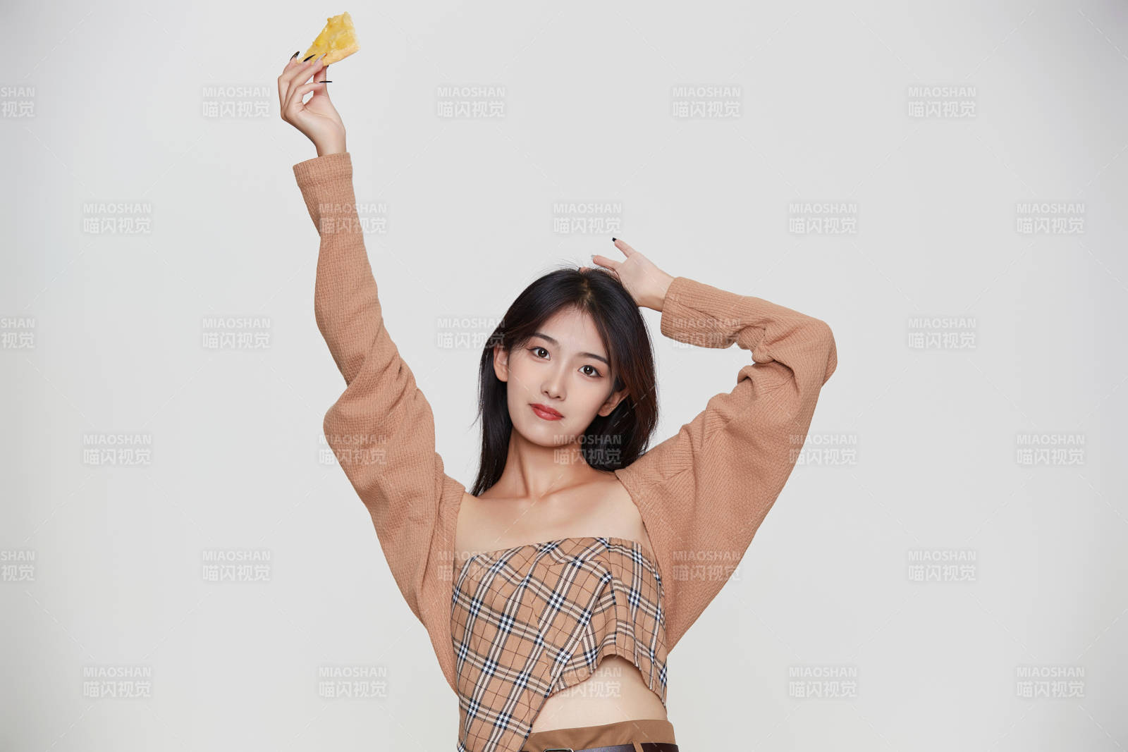 白色背景下吃着美味榴莲披萨的可爱少女图片