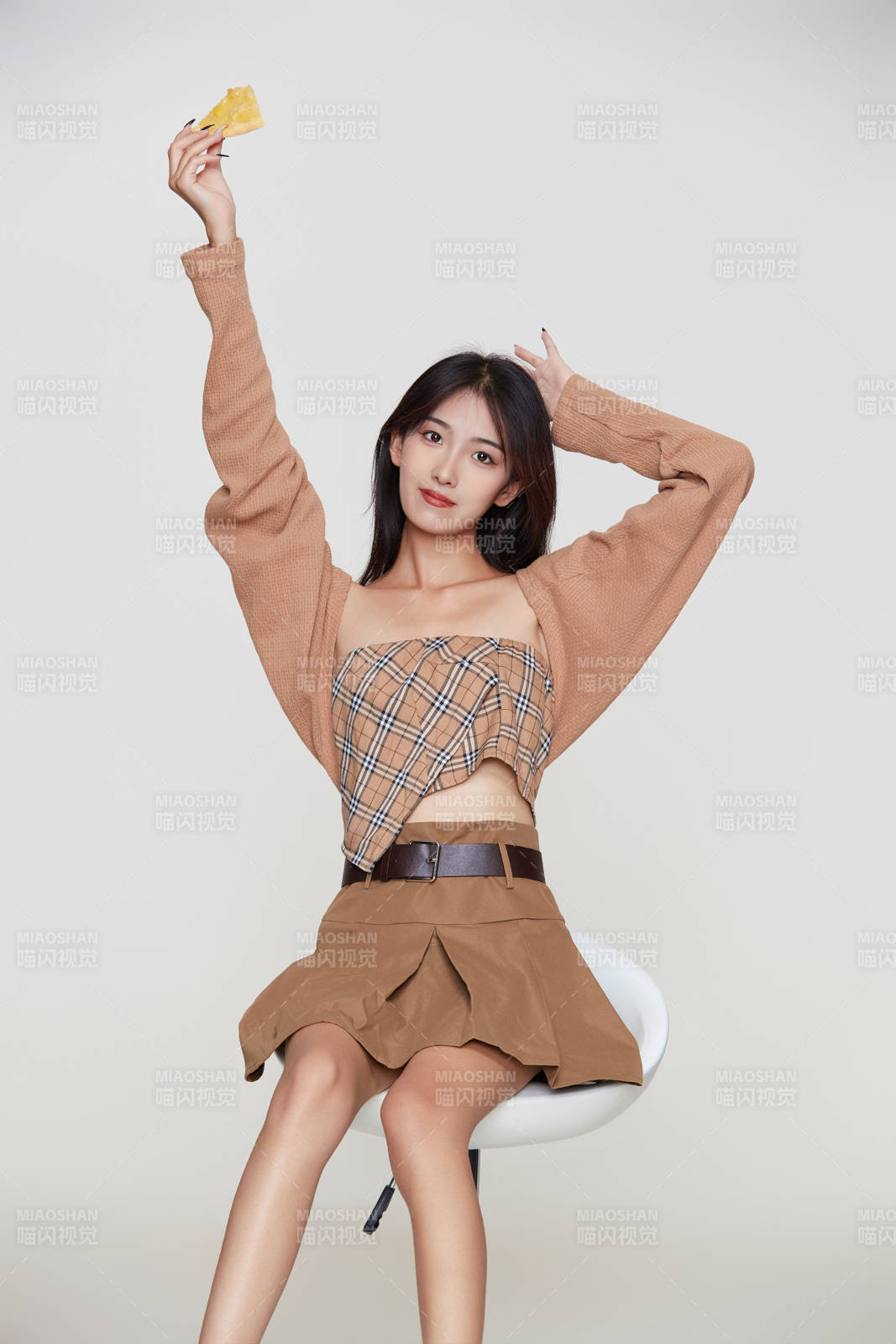 白色背景下吃着美味榴莲披萨的可爱少女图片