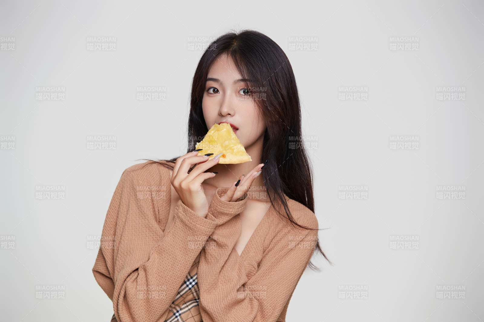 白色背景下吃着美味榴莲披萨的可爱少女图片