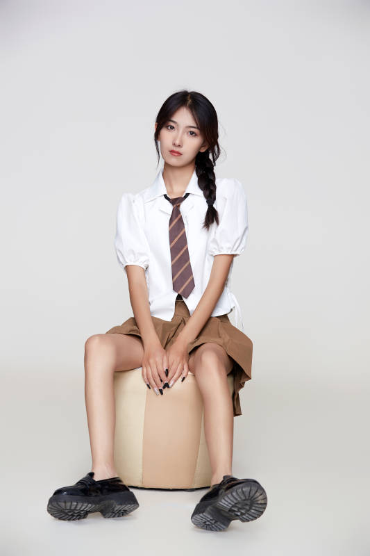 身穿高中制服的美丽少女图片