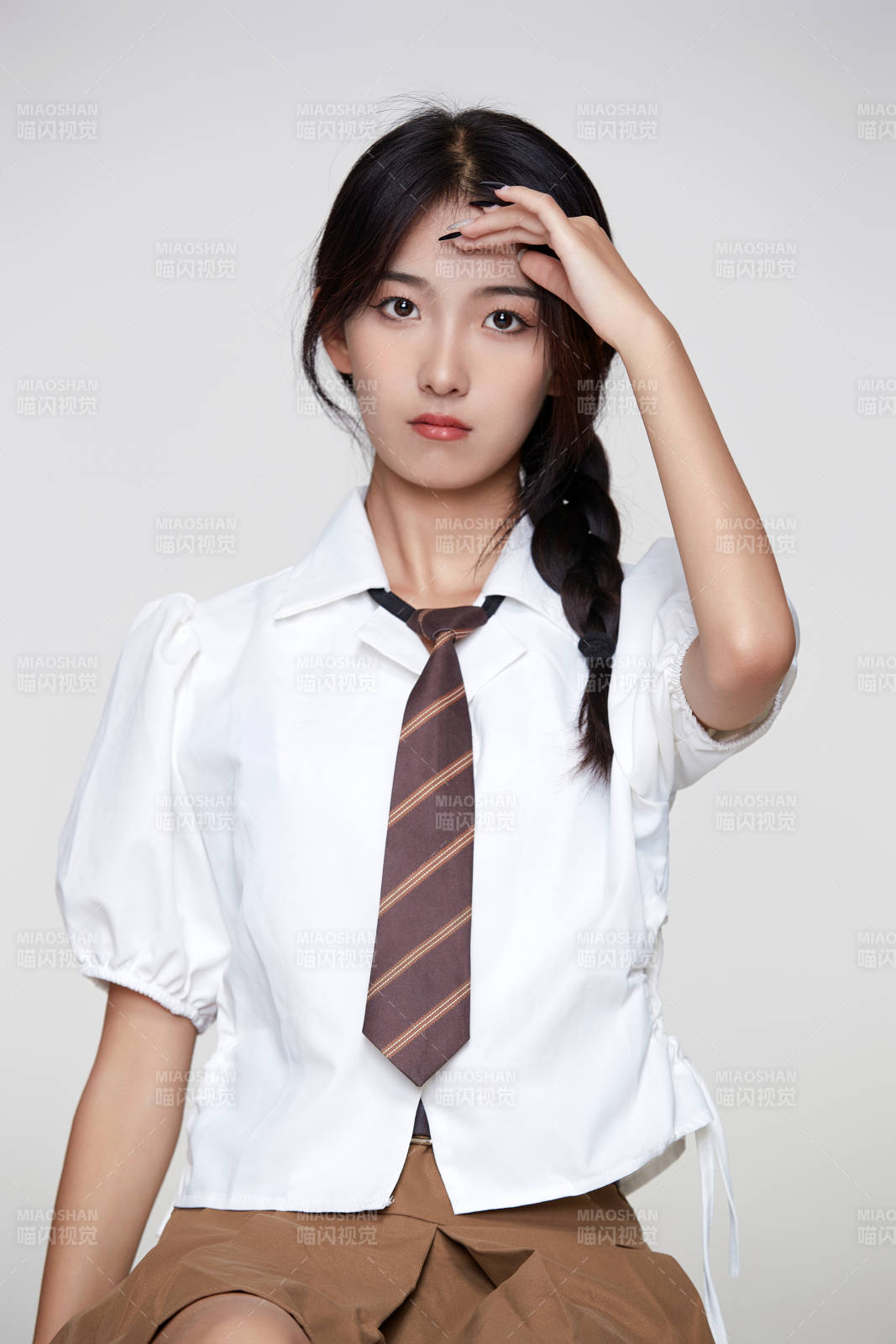 身穿高中制服的美丽少女图片