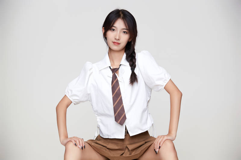 身穿高中制服的美丽少女图片