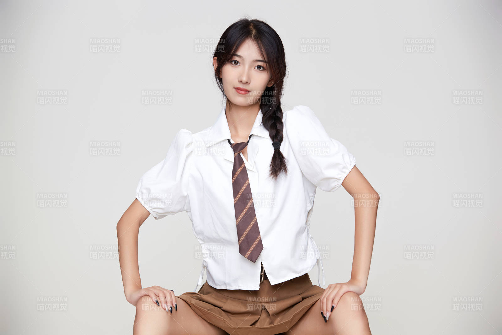 身穿高中制服的美丽少女图片