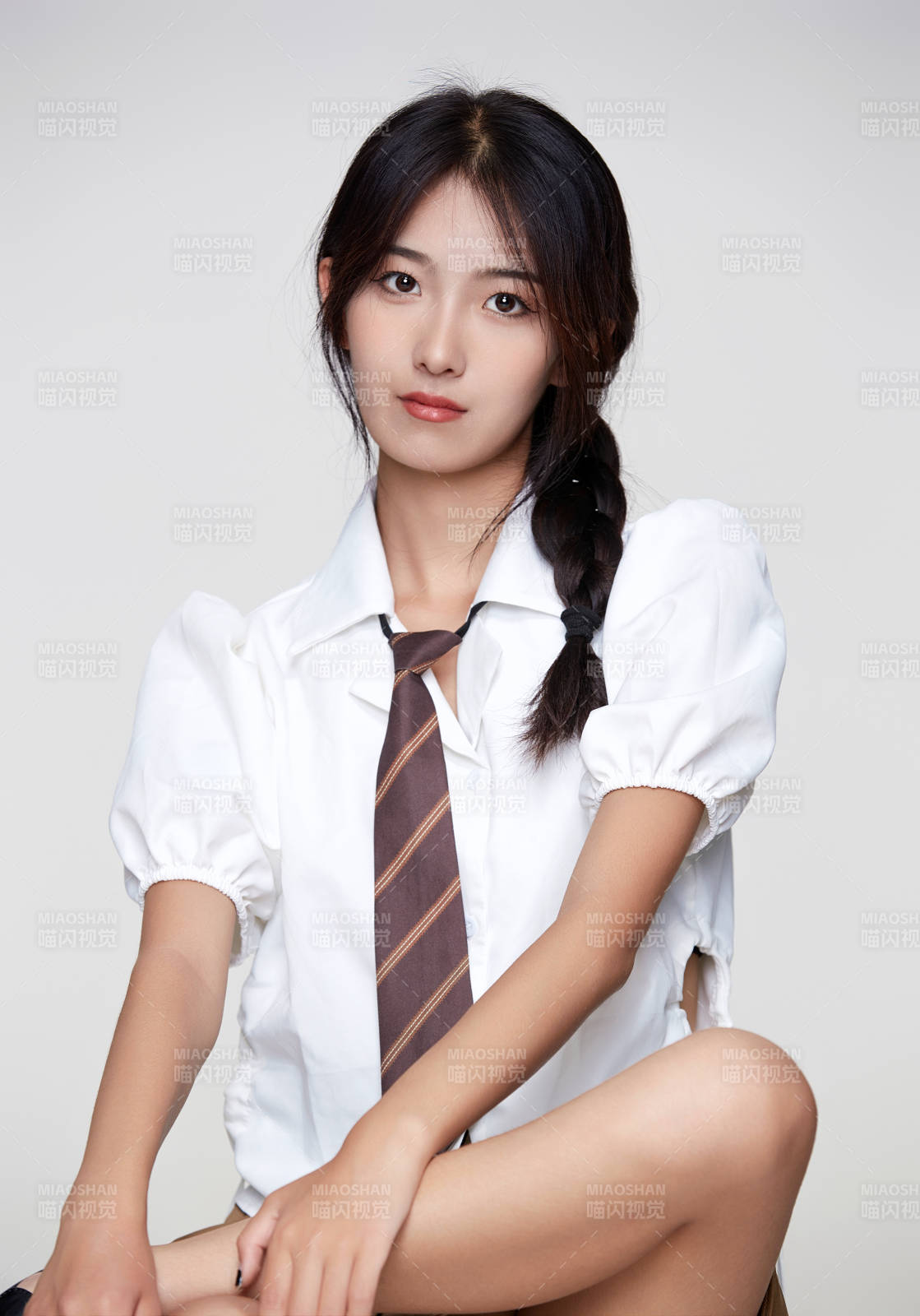 身穿高中制服的美丽少女图片