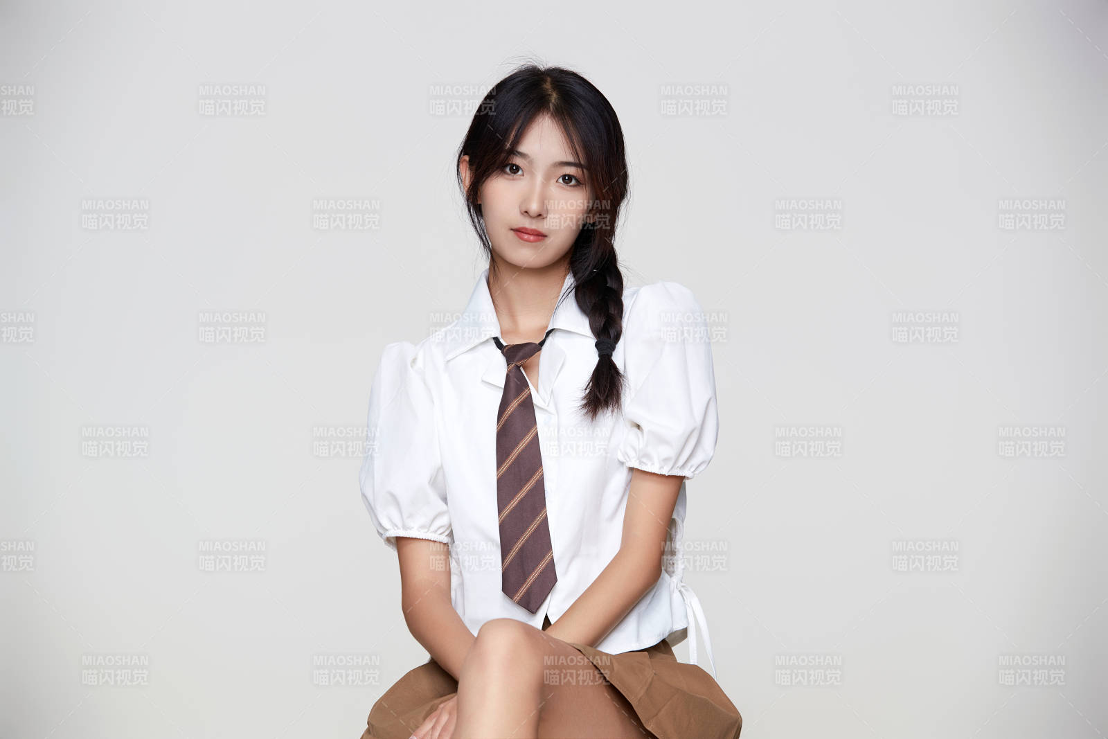 身穿高中制服的美丽少女图片