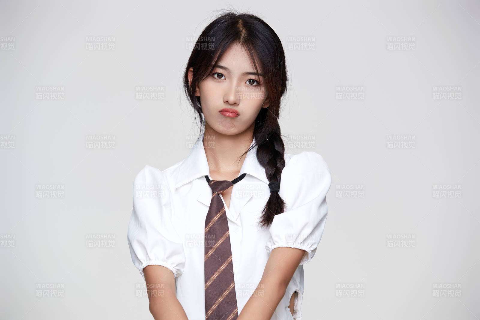 身穿高中制服的美丽少女图片