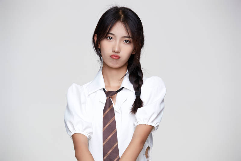 身穿高中制服的美丽少女图片