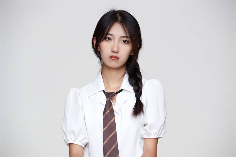 身穿高中制服的美丽少女图片