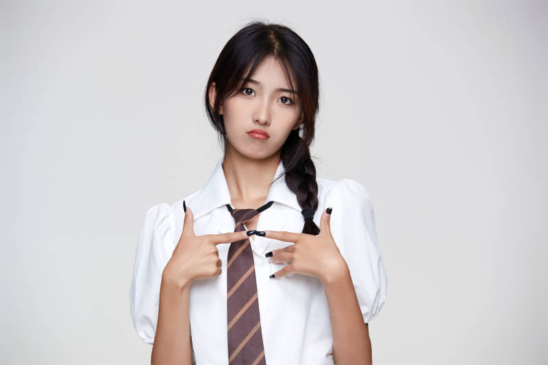 身穿高中制服的美丽少女图片