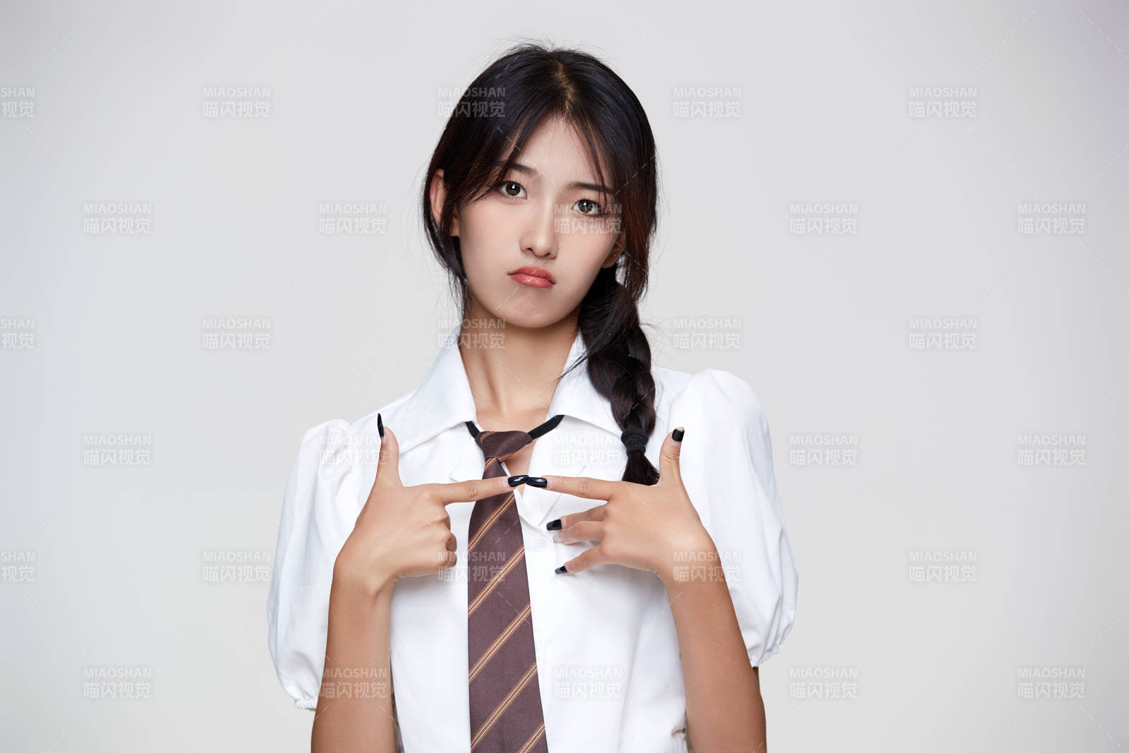 身穿高中制服的美丽少女图片