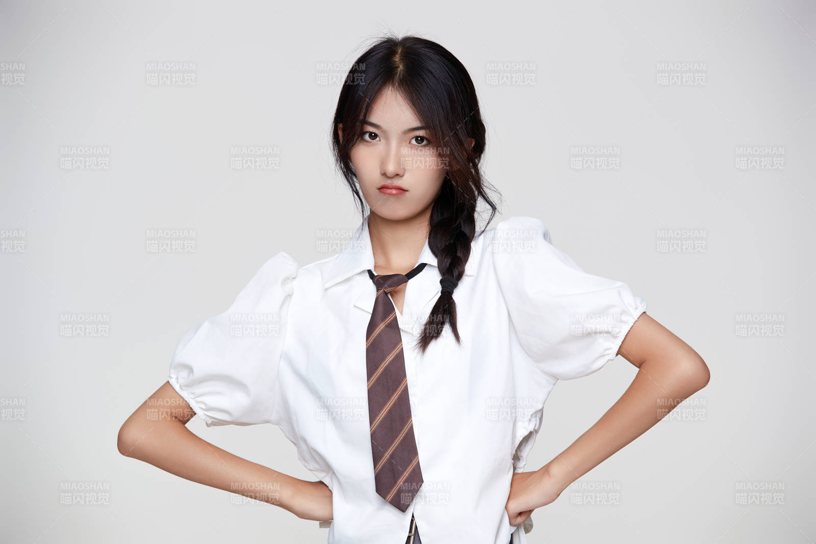 身穿高中制服的美丽少女图片