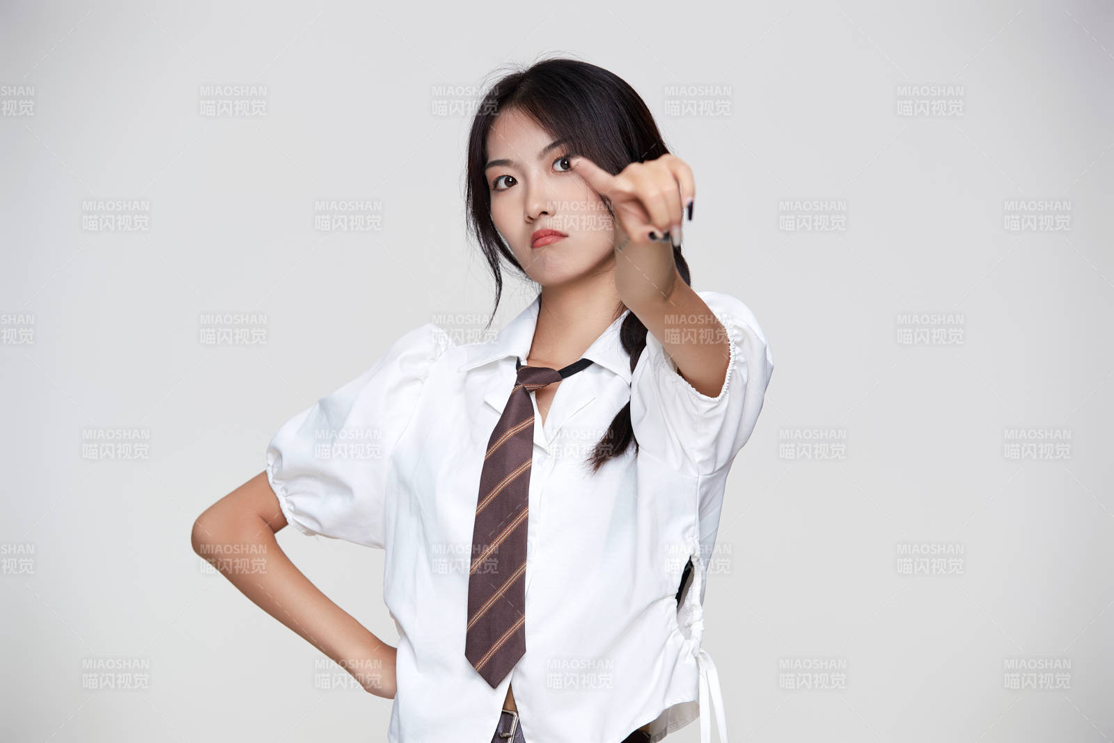 身穿高中制服的美丽少女图片