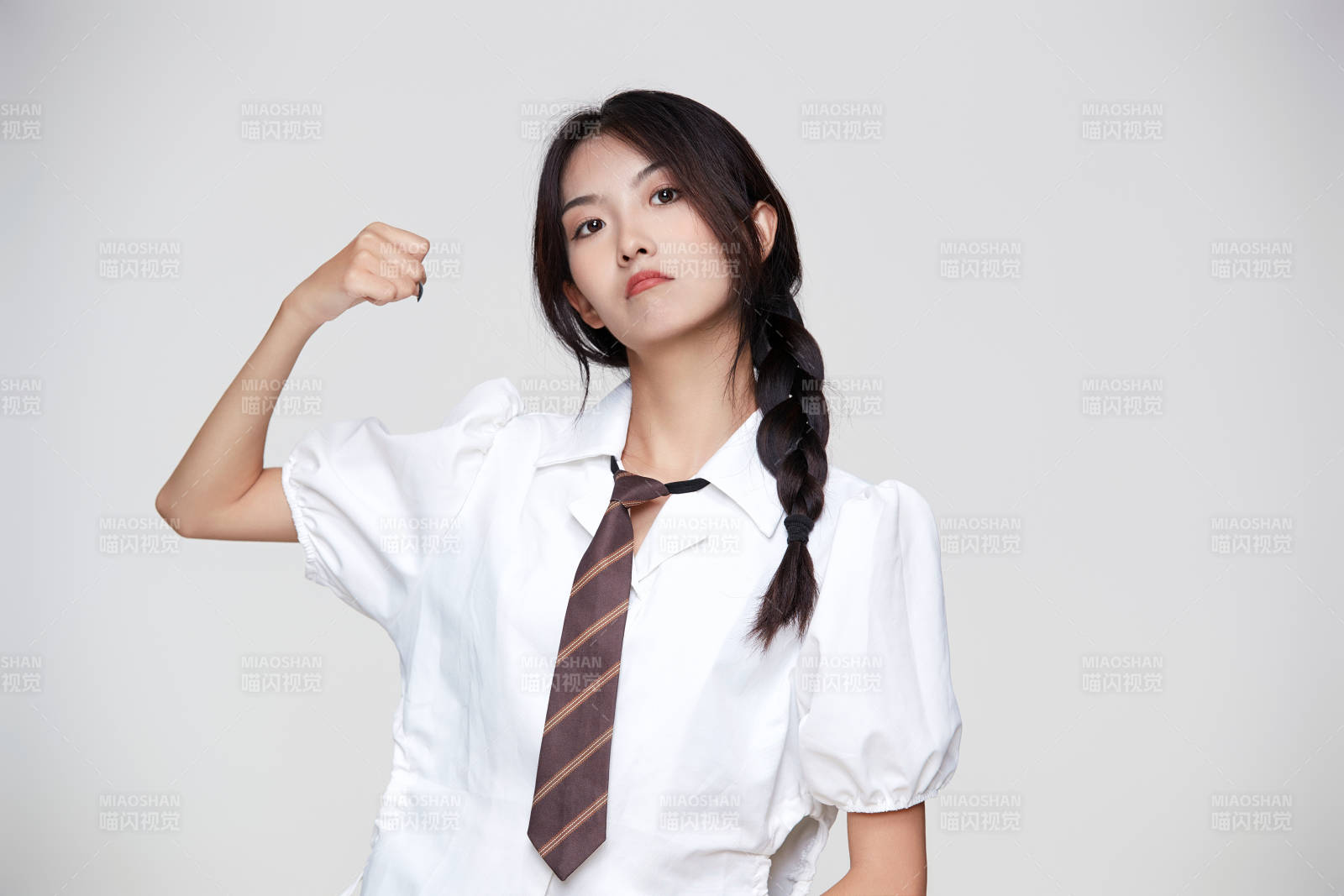 身穿高中制服的美丽少女图片