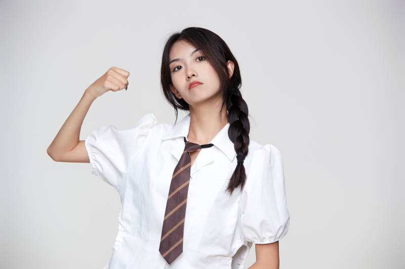 身穿高中制服的美丽少女图片