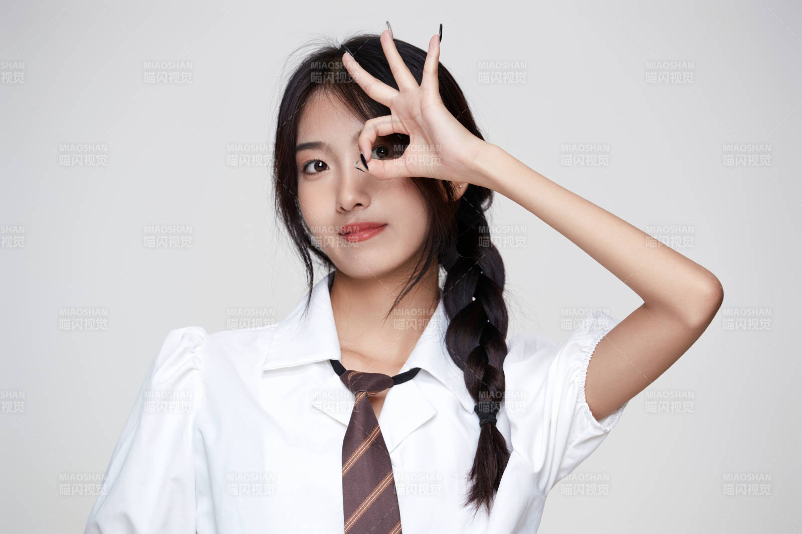 身穿高中制服的美丽少女图片