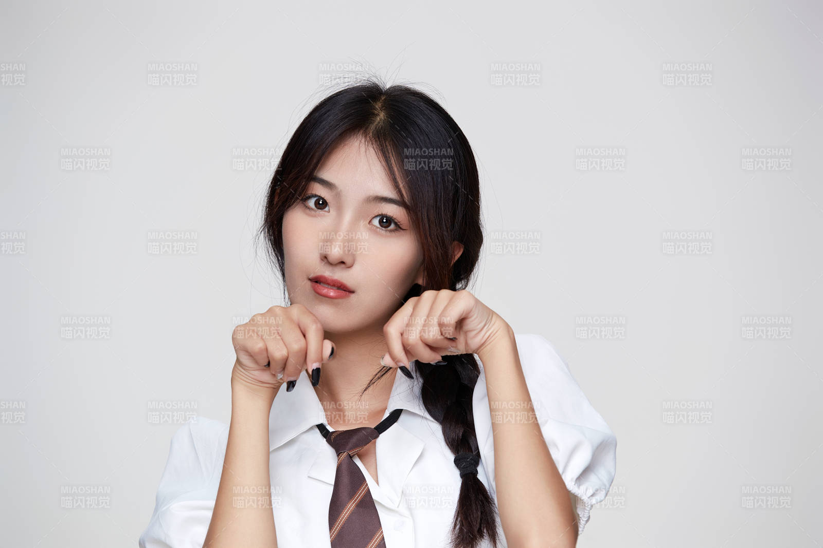 身穿高中制服的美丽少女图片