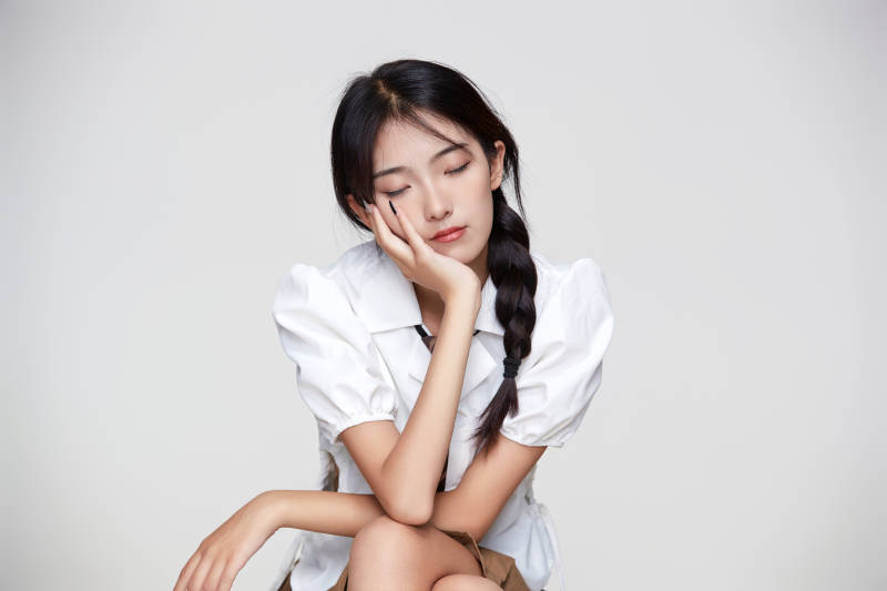 身穿高中制服的美丽少女图片