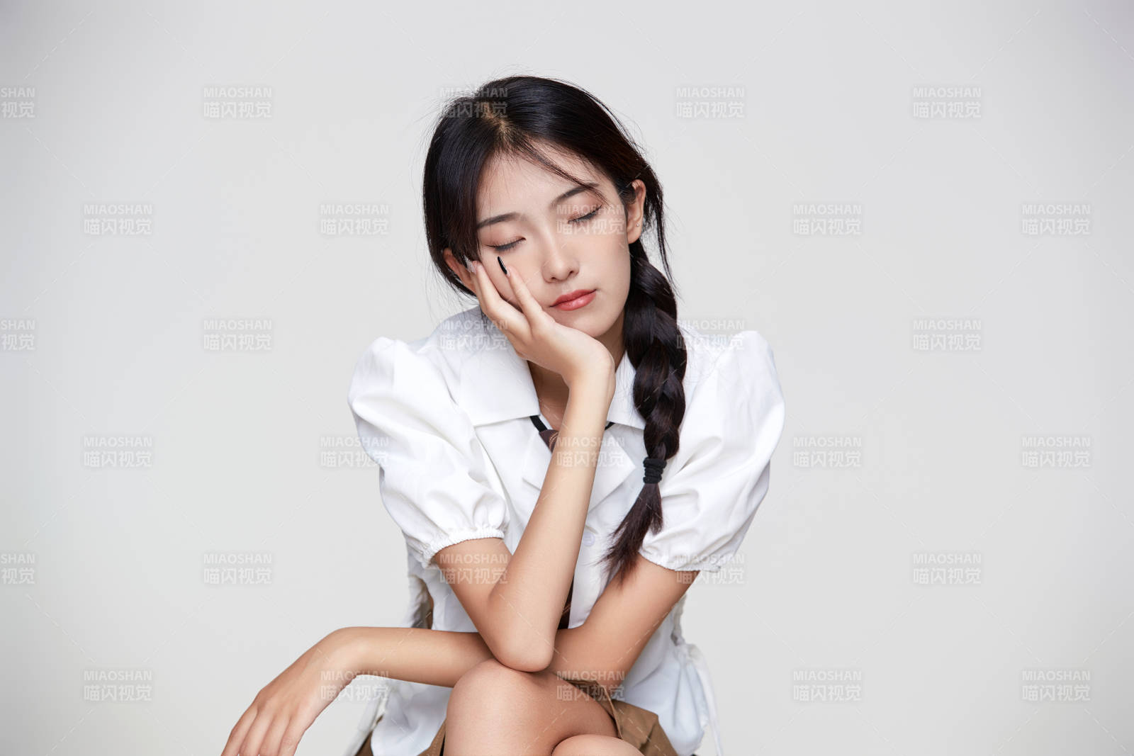 身穿高中制服的美丽少女图片