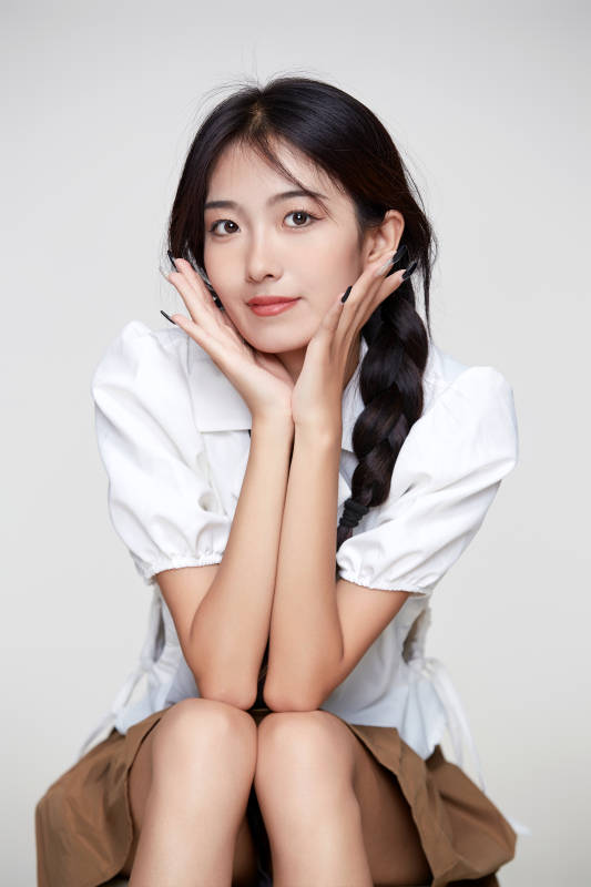 身穿高中制服的美丽少女图片