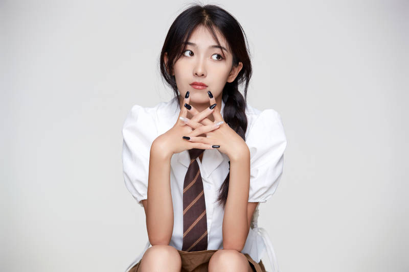 身穿高中制服的美丽少女图片