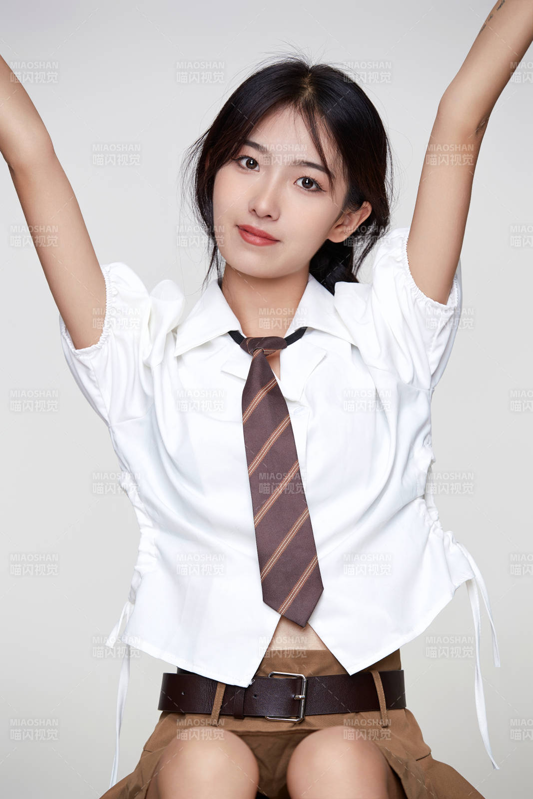 身穿高中制服的美丽少女图片