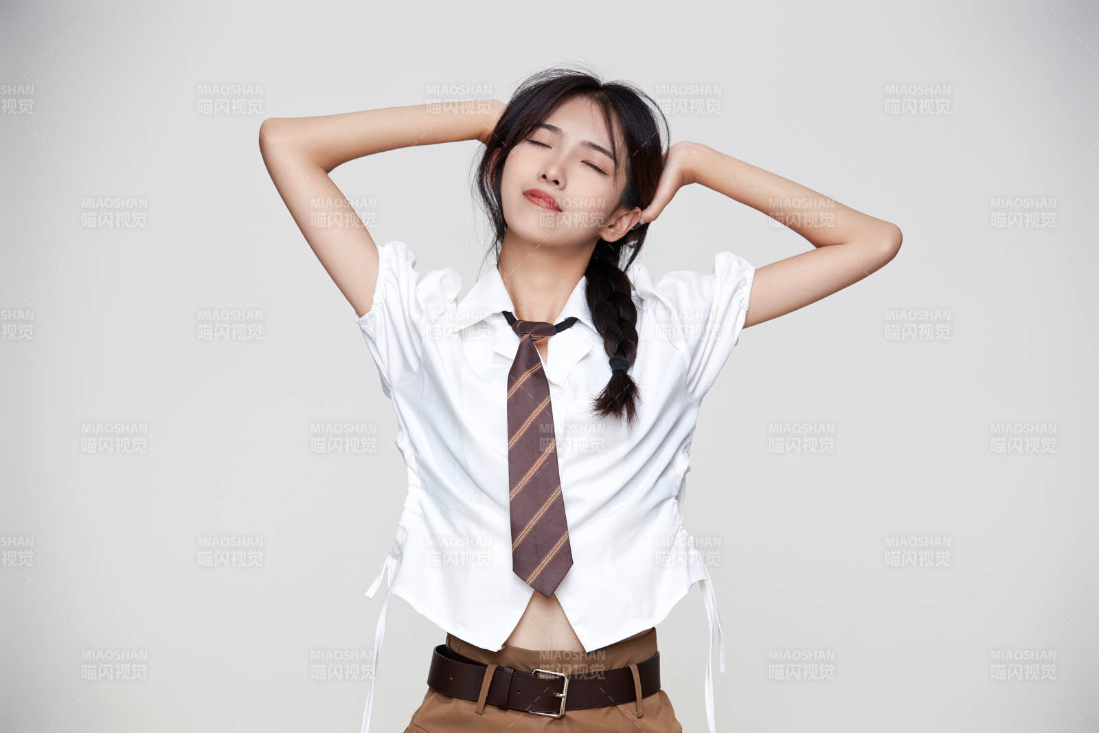 身穿高中制服的美丽少女图片