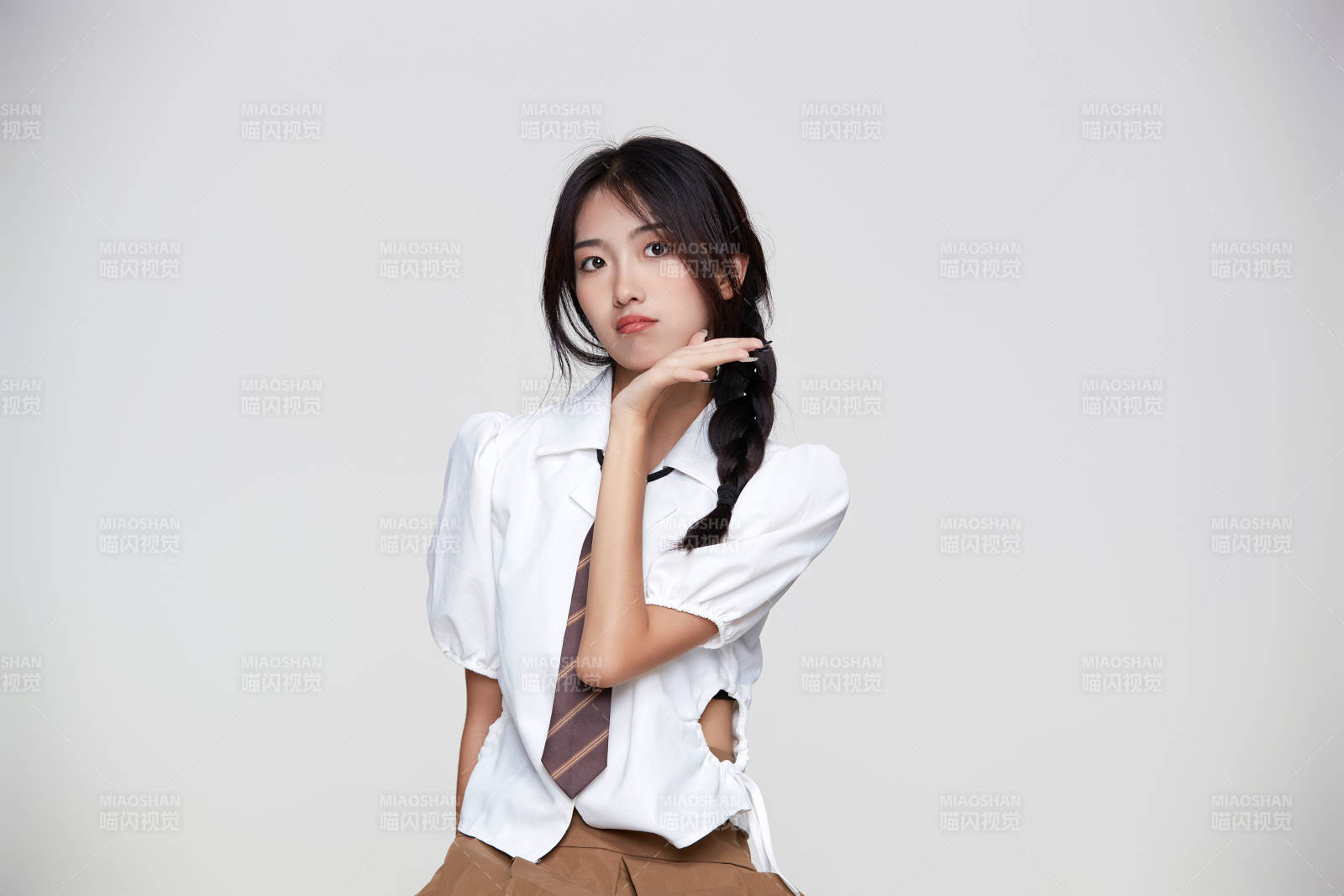 身穿高中制服的美丽少女图片