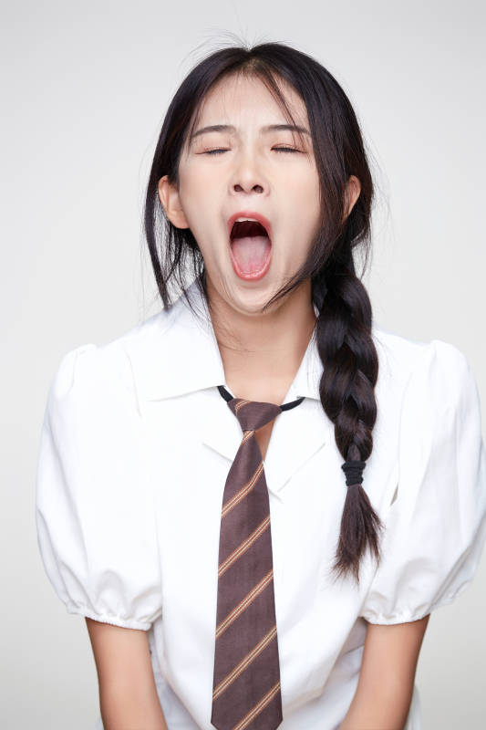 身穿高中制服的美丽少女图片